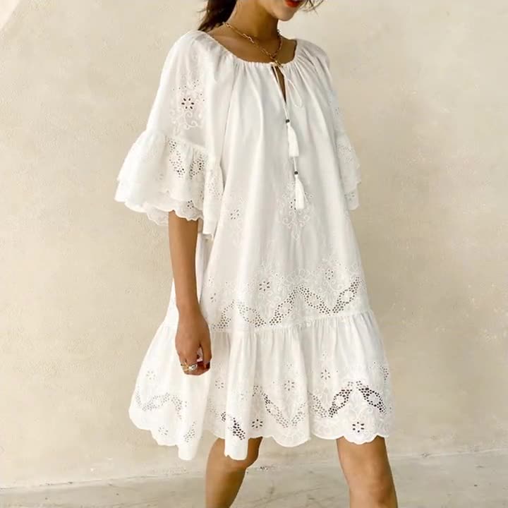 Heidi-Mode | Weißes Kleid mit Spitzen-Ausschnitten und Kurzen Ärmeln