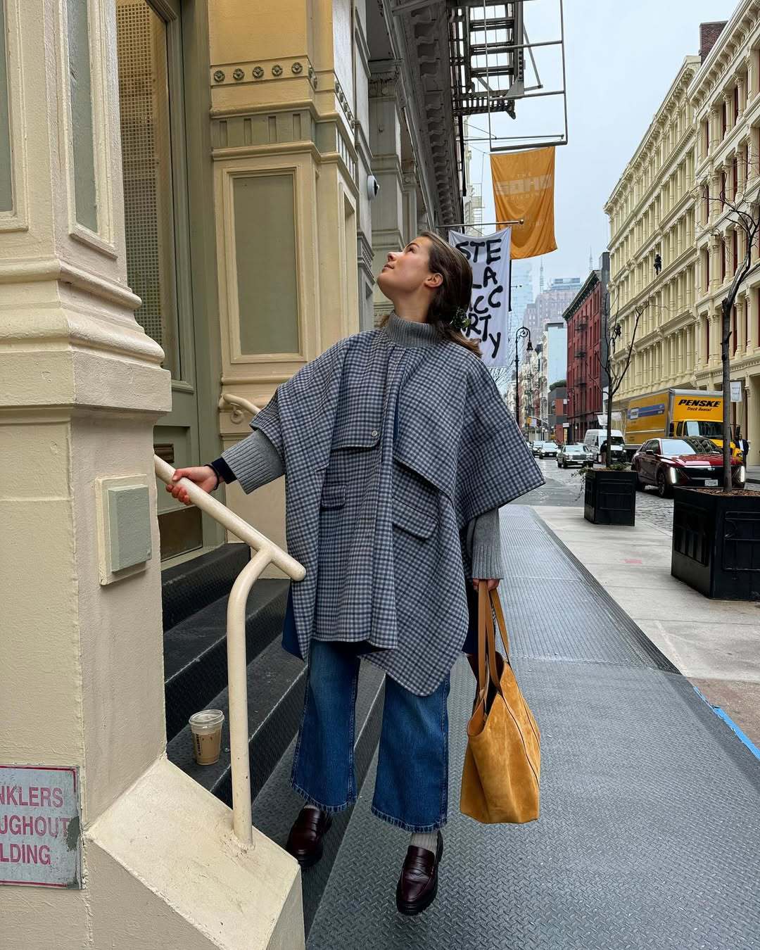 Damen modische Überwurfjacke mit großzügigen Taschen und strukturiertem Design Heidi-Mode