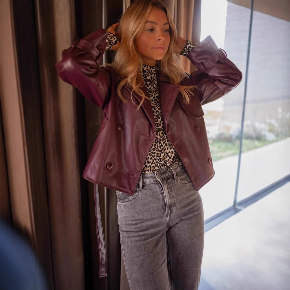 DamenModerne Jacke aus Kunstleder mit Taillengürtel und doppelt gestepptem Design Heidi-Mode