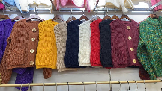 Damen Strickweste mit eleganten Knöpfen und praktischen Taschen Heidi-Mode