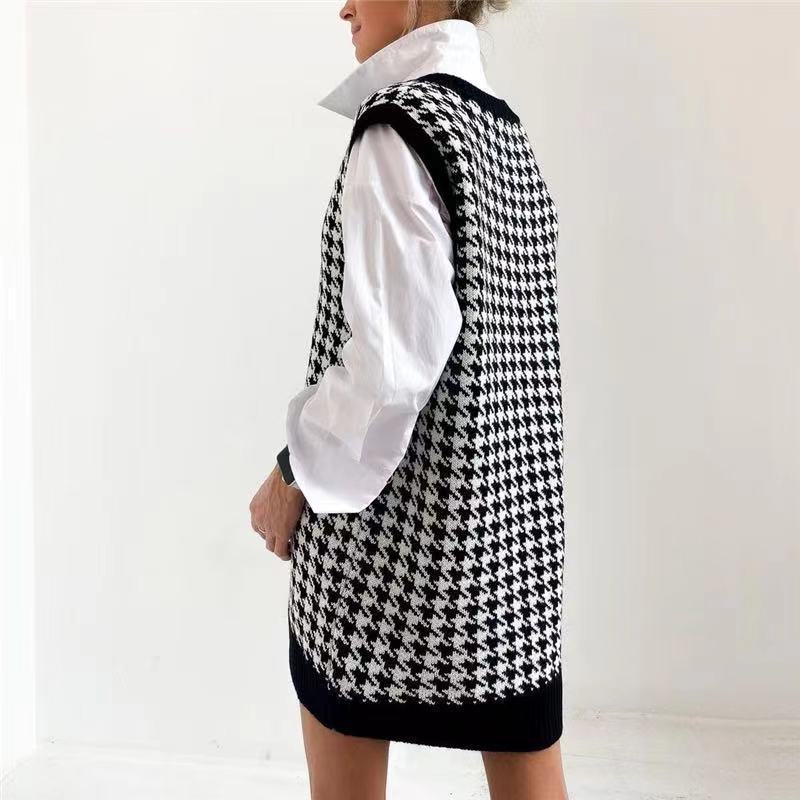 Damen Strickkleid mit klassischem Hahnentrittmuster und modischem V-Ausschnitt Heidi-Mode