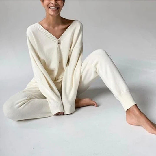 Damen Relaxed Fit Strickanzug mit V-Ausschnitt und Knopfdetail Heidi-Mode