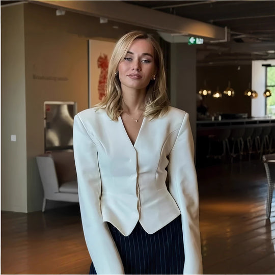 Damen modische Blazerjacke mit tailliertem Schnitt und eleganten Details Heidi-Mode