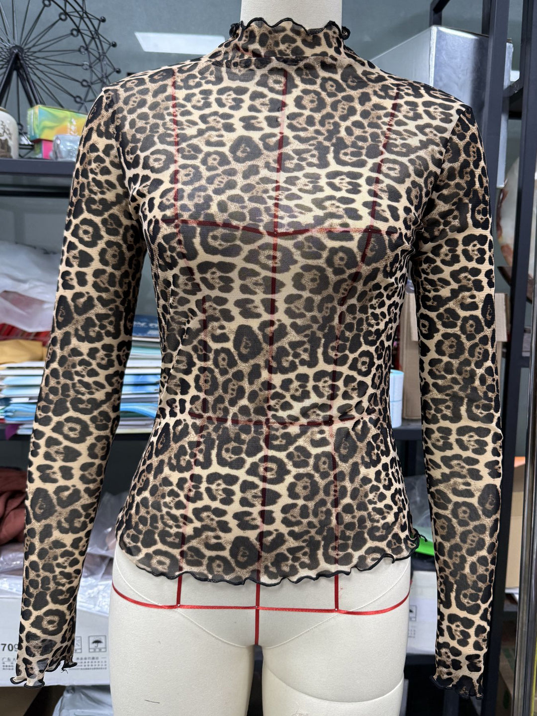 Damen langärmliges transparentes Oberteil mit Leopardenmuster und hohem Kragen Heidi-Mode