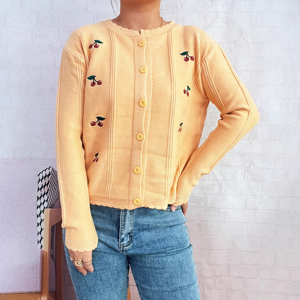 Damen Strickjacke mit verspieltem Kirschmuster und dekorativen Knopfdetails Heidi-Mode