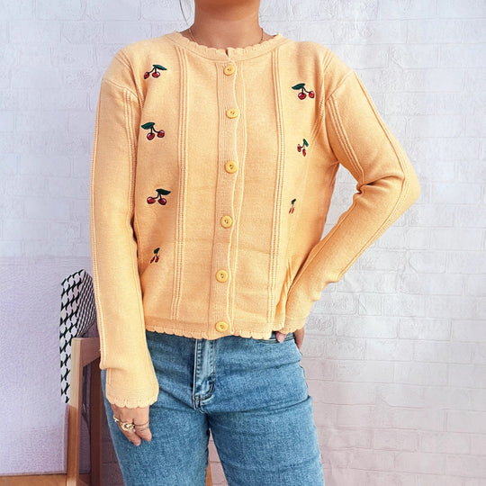 Damen Strickjacke mit verspieltem Kirschmuster und dekorativen Knopfdetails Heidi-Mode