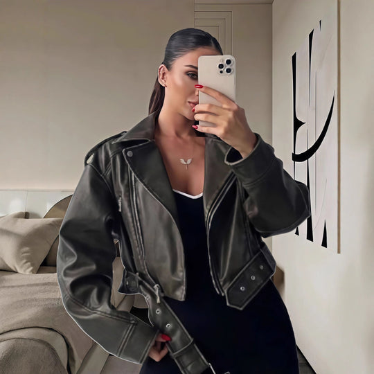Damen cropped Kunstlederjacke mit asymmetrischem Reißverschluss und weichem Innenfutter Heidi-Mode
