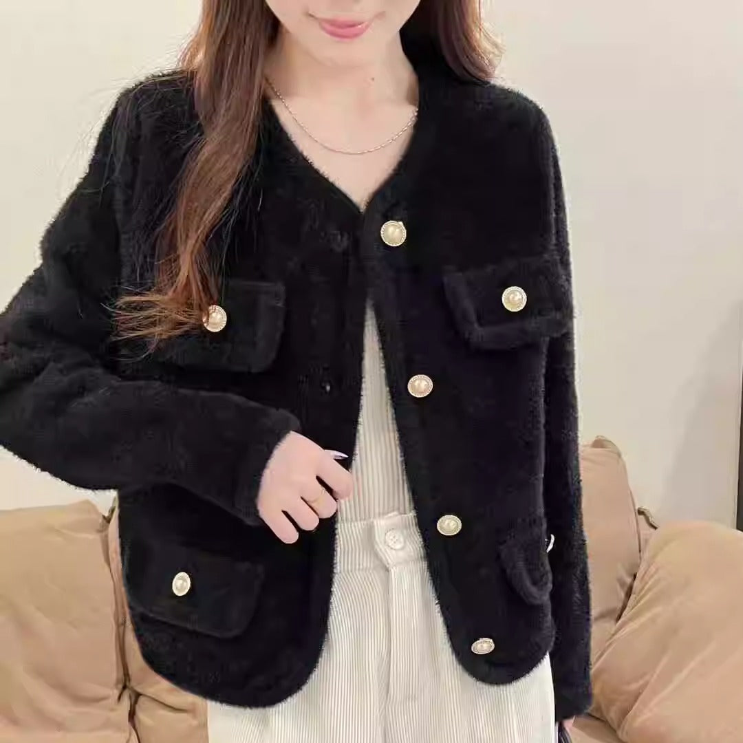Damen Flauschiger Cardigan mit dekorativen Knopfdetails und praktischen Taschen Heidi-Mode