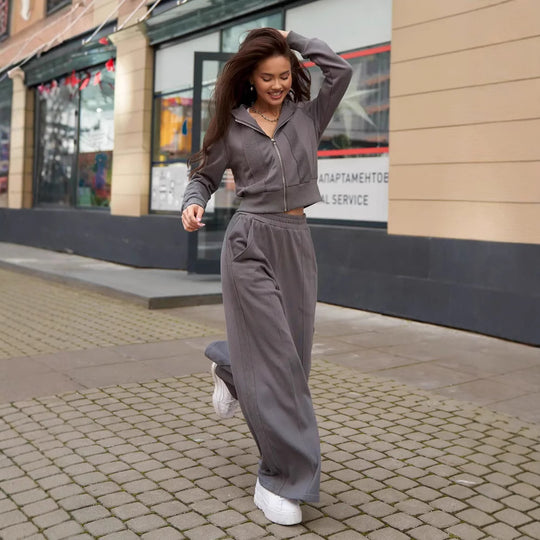 Damen sportliches Loungewear-Set mit Crop-Top und weicher Kapuzenjacke Heidi-Mode