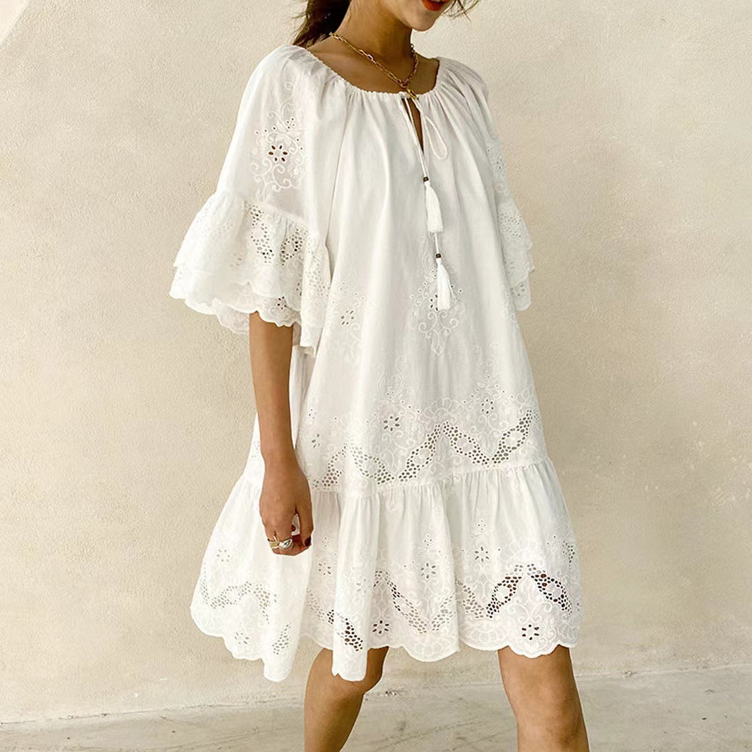 Heidi-Mode | Weißes Kleid mit Spitzen-Ausschnitten und Kurzen Ärmeln
