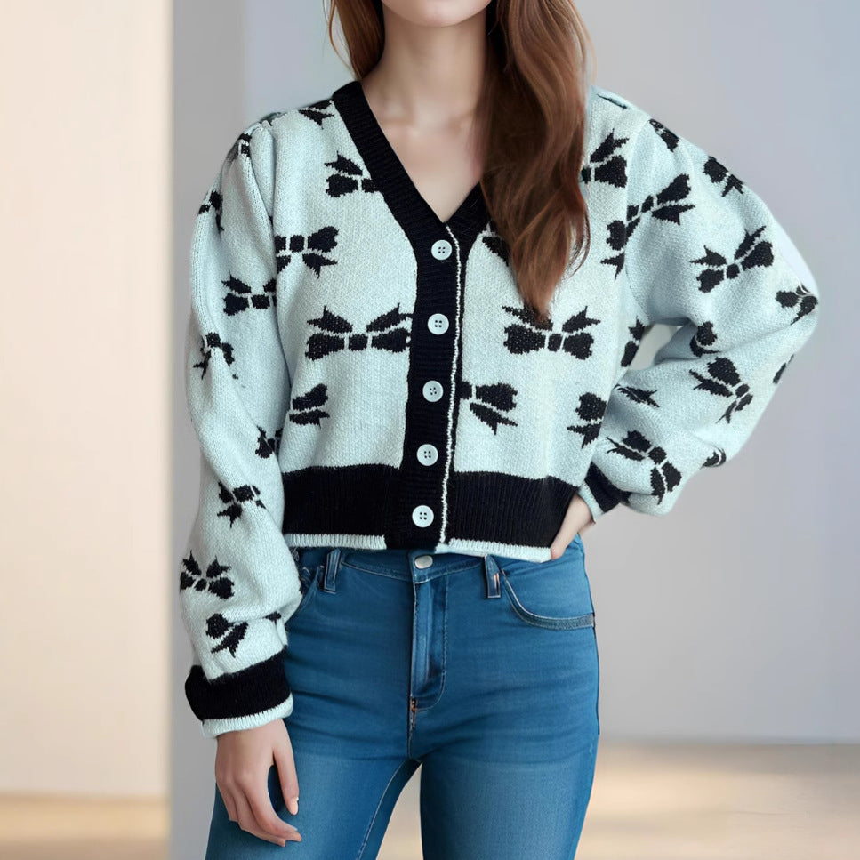 Damen Strickjacke mit verspieltem Schmetterlingsmotiv und dekorativen Knöpfen Heidi-Mode