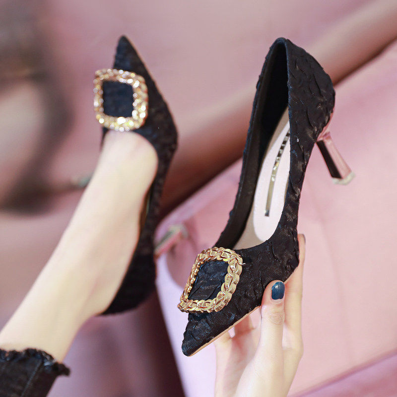 Damen Pumps mit dekorativer hochglänzender Schnalle und spitzem Design Heidi-Mode