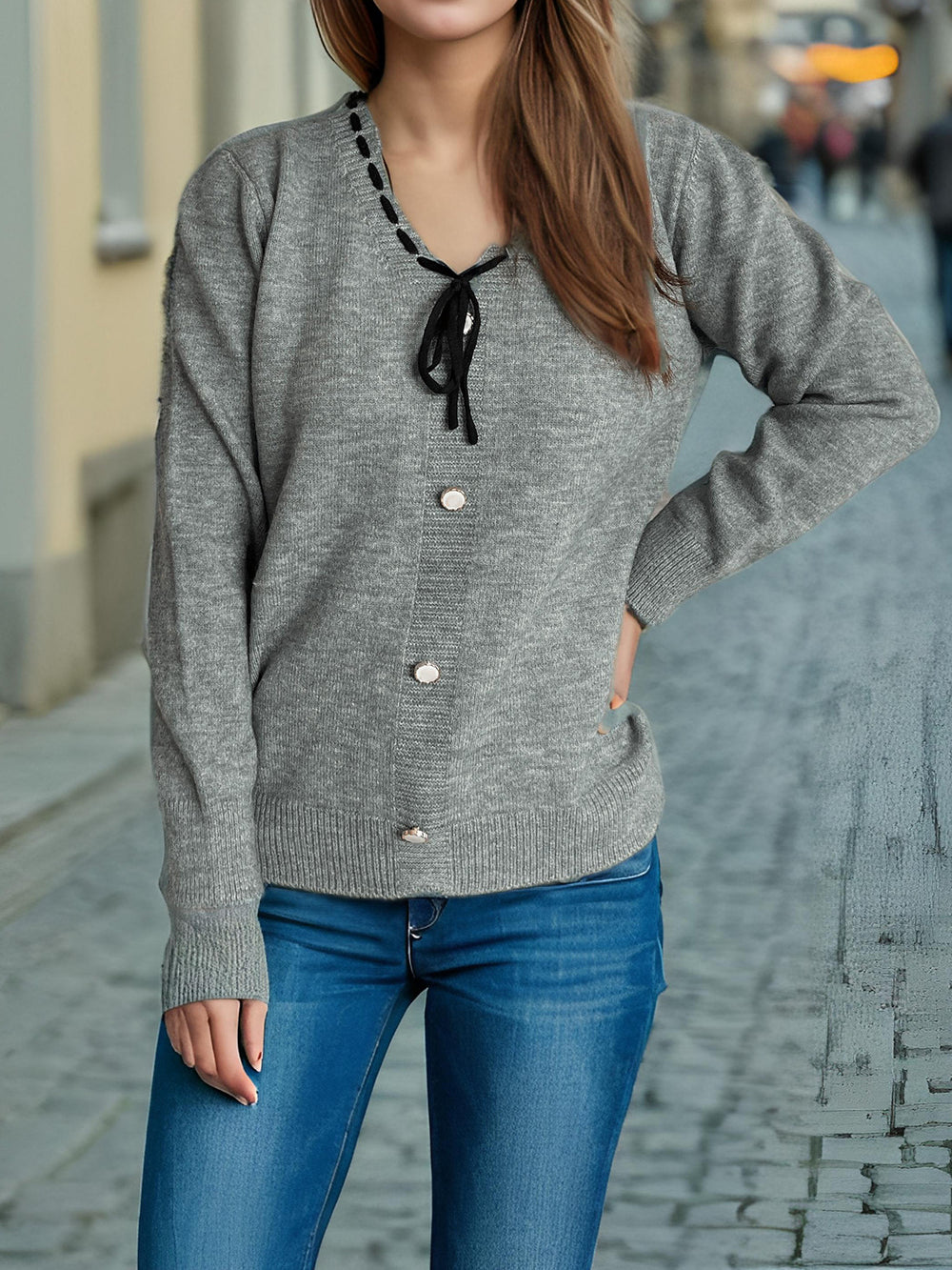Damen modischer Strickpullover mit verspieltem Bindeband und dekorativen Knöpfen Heidi-Mode