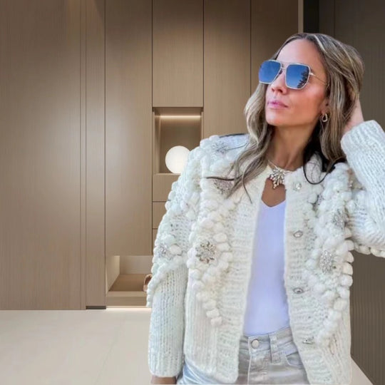 Damen Strickjacke mit luftigen Rüschen und funkelnden Akzenten Heidi-Mode