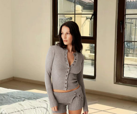 Damen Strick Set mit Knopfdetails und kurzem Schnitt Heidi-Mode