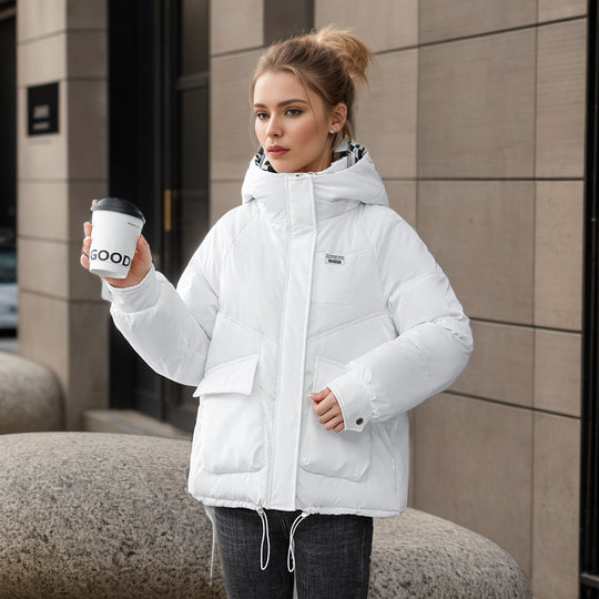 Damen modische kurze Pufferjacke mit Kapuze und praktischen Taschen Heidi-Mode