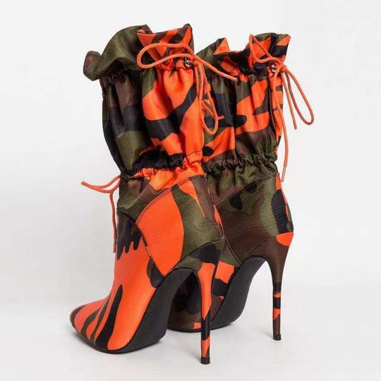 Damen High Heel Stiefel mit Camouflage-Design und Schnürung Heidi-Mode