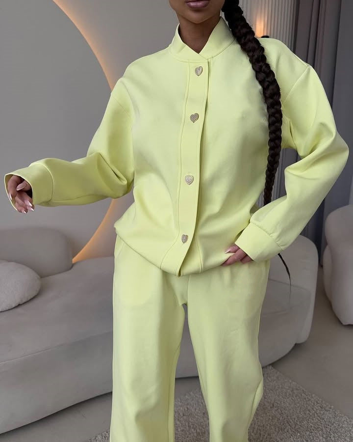 Damen elegantes Lounge-Set mit dekorativen Knöpfen und hohem Kragen Heidi-Mode