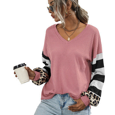 Damen modischer V-Ausschnitt Pullover mit gestreiften Ärmeln und Leopardenmuster Heidi-Mode