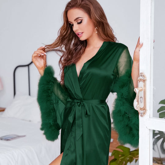 Damen luxuriöser Satin-Morgenmantel mit transparenten Ärmeln und federartigen Akzenten Heidi-Mode
