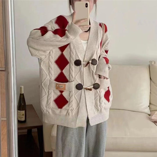Damen Grob gestrickter Cardigan mit romantischem Rautenmuster und dekorativen Holzknöpfen Heidi-Mode