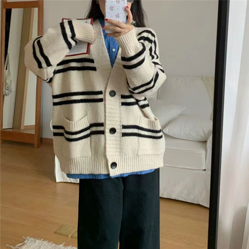 Damen Grobstrick Cardigan mit breitem Aufschlag und dekorativen Knopfdetails Heidi-Mode