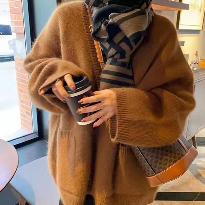 Damen Oversized Strickjacke aus hochwertigem Mohair-Mix mit tiefem V-Ausschnitt und praktischen Taschen Heidi-Mode