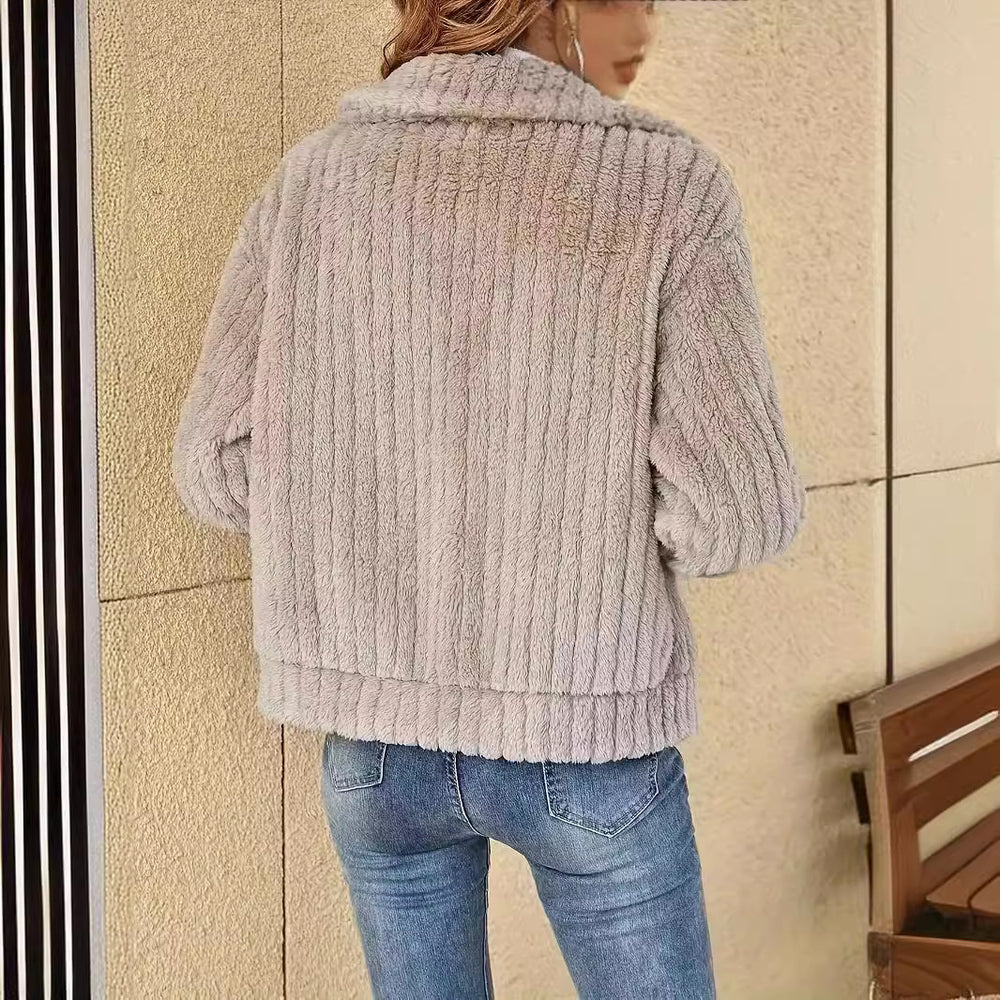 Damen Plüschjacke mit strukturiertem Design und hohem Kragen Heidi-Mode