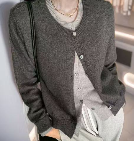 Damen Strickcardigan mit Rundhalsausschnitt und Knopfdetail Heidi-Mode