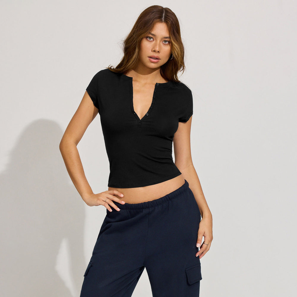 Damen modisches Kurzarm-Crop-Top mit Knopfleiste und figurbetontem Schnitt Heidi-Mode
