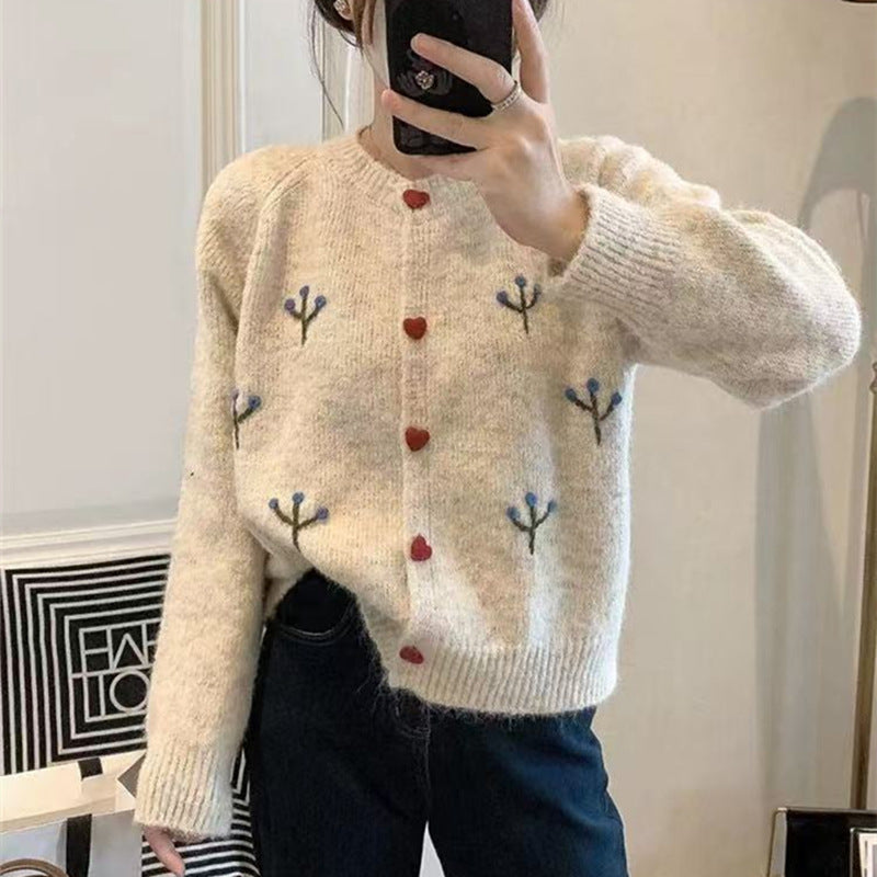Damen kuscheliger Strickjacke mit Herzen und Blumenstickerei Heidi-Mode