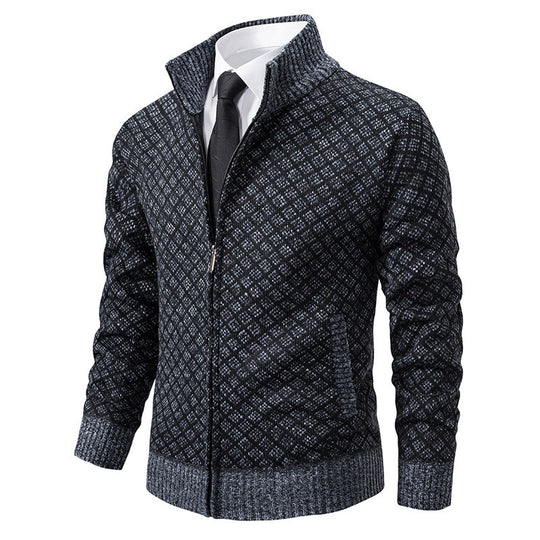 Herren Strickjacke mit modernem Zopfdesign und hohem Stehkragen Heidi-Mode