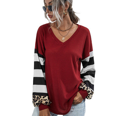 Damen modischer V-Ausschnitt Pullover mit gestreiften Ärmeln und Leopardenmuster Heidi-Mode