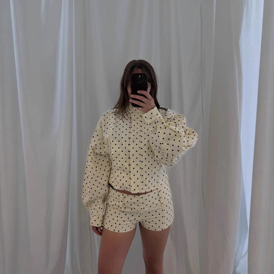 Damen Kurzjacke im modernen Punktedesign mit hochgeschlossenem Kragen Heidi-Mode
