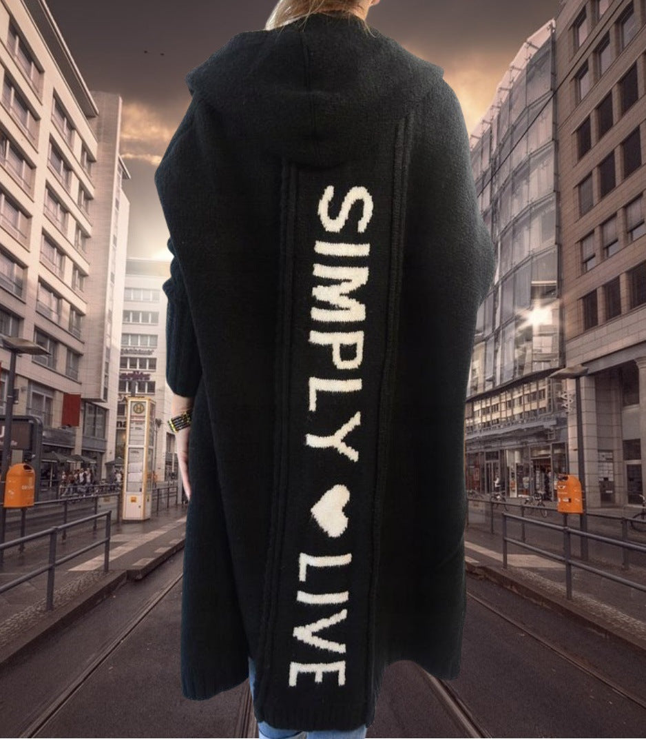 Damen Oversized Strickmantel mit Hoodie und auffälligem Schriftzug Heidi-Mode