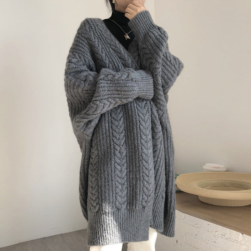 Damen Strickponcho mit tiefem V-Ausschnitt und trendigem Zopfmuster Heidi-Mode