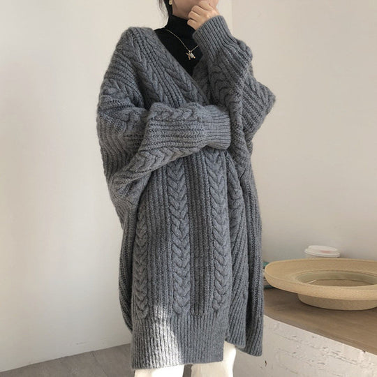 Damen Strickponcho mit tiefem V-Ausschnitt und trendigem Zopfmuster Heidi-Mode