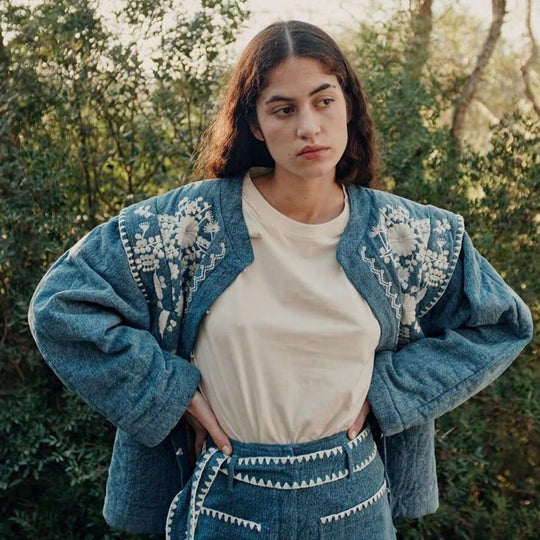 Damen bestickte Blousonjacke mit leichtem Baumwollmaterial und praktischen Taschen Heidi-Mode