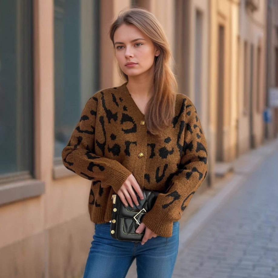Damen Strickjacke im modernen Leopardenmuster mit Knopfdetails Heidi-Mode