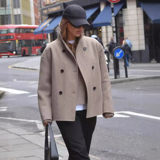 Damen modische Kurzjacke mit strukturiertem Gewebe und abgerundetem Saum Heidi-Mode