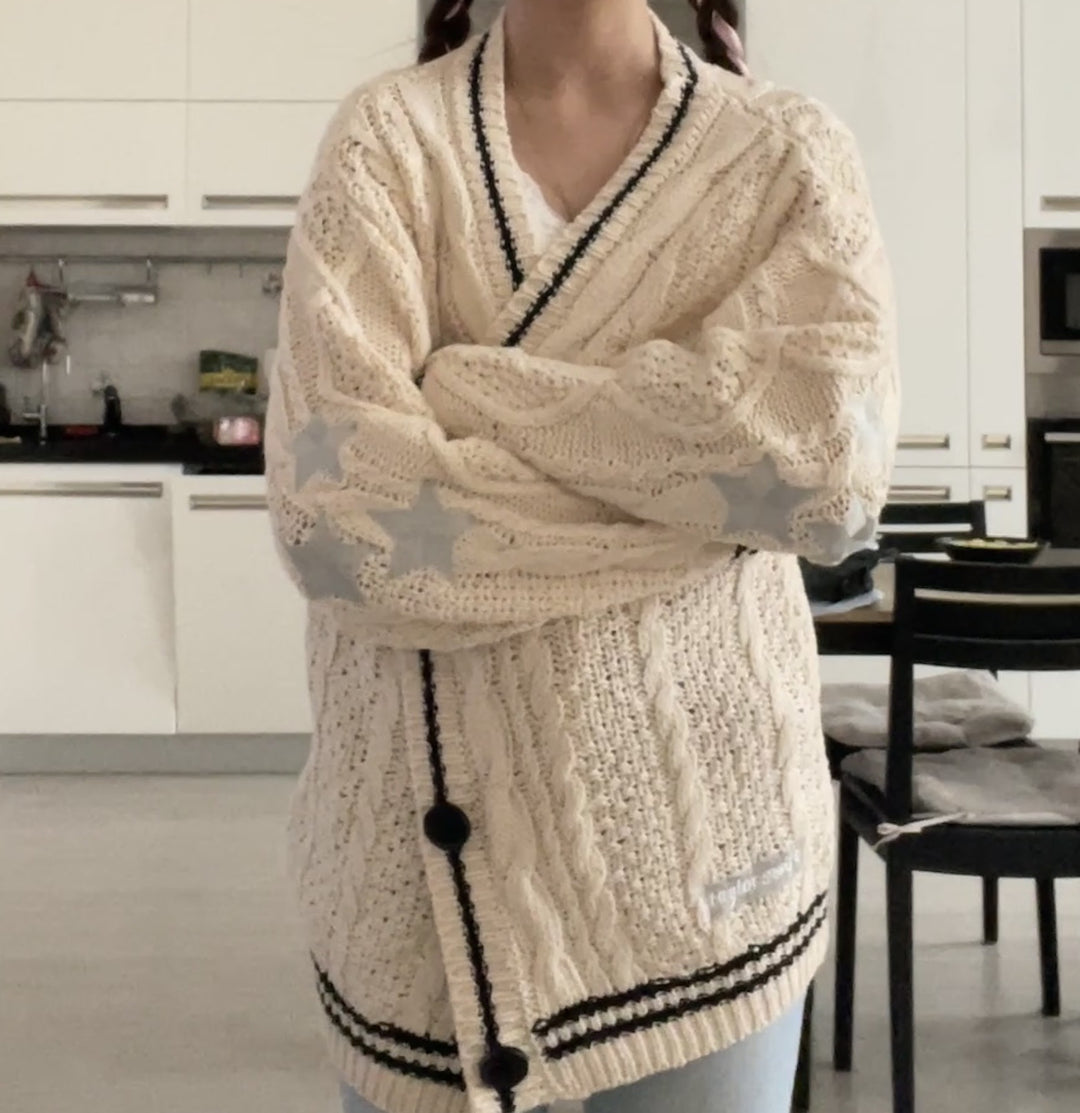 Damen Grobstrickjacke mit Sternen-Details und dekorativen Knöpfen Heidi-Mode