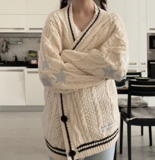 Damen Grobstrickjacke mit Sternen-Details und dekorativen Knöpfen Heidi-Mode