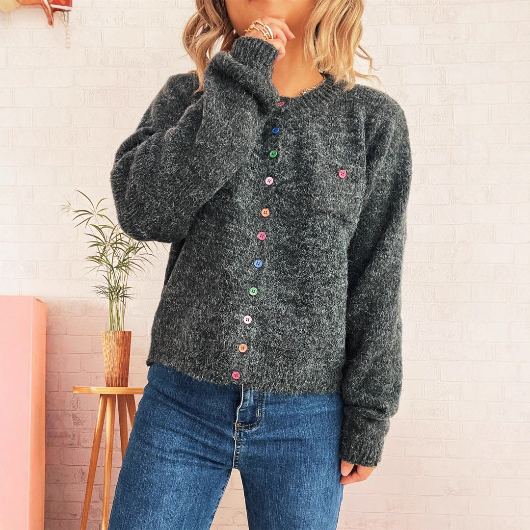 Damen Strickjacke mit bunten Knopfdetails und praktischen Taschen Heidi-Mode