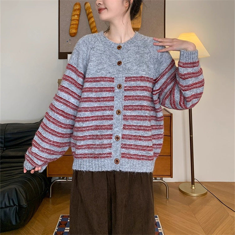 Damen Grobstrickjacke mit modernen Streifen und Knopfdetails Heidi-Mode
