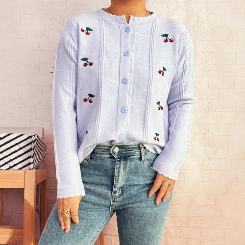 Damen Strickjacke mit verspieltem Kirschmuster und dekorativen Knopfdetails Heidi-Mode