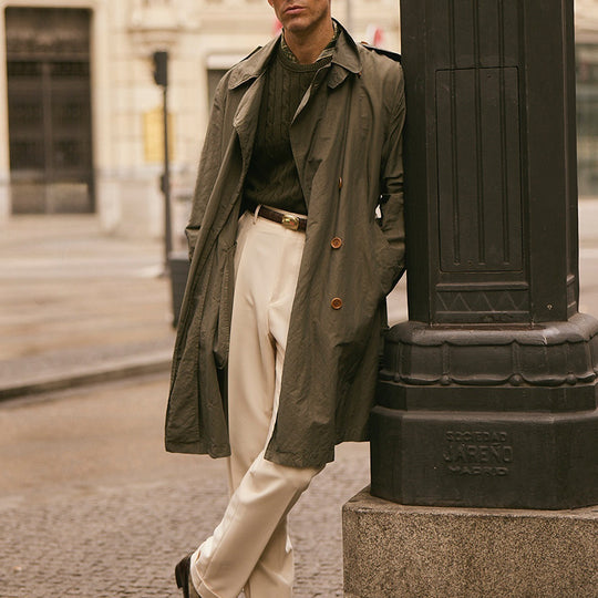 Herren Lange Trenchcoat im klassischen Stil mit praktischen Taschen Heidi-Mode