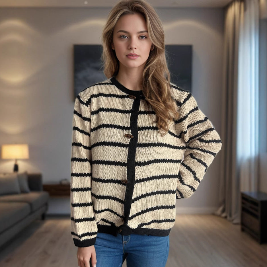Damen gestreifte Strickjacke mit hochwertigen Holzknöpfen und rundem Ausschnitt Heidi-Mode