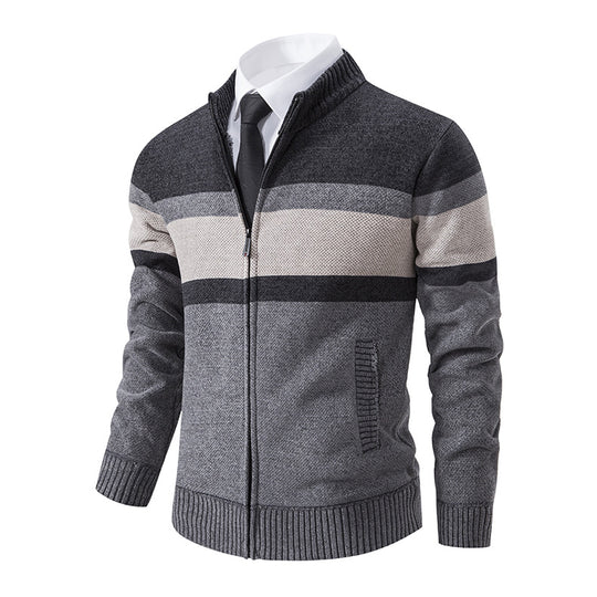 Herren Strickjacke mit hohem Kragen und innovativem Zip Heidi-Mode