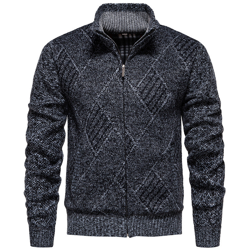 Herren Strickjacke mit modernem Zopfmuster und hohem Kragen Heidi-Mode