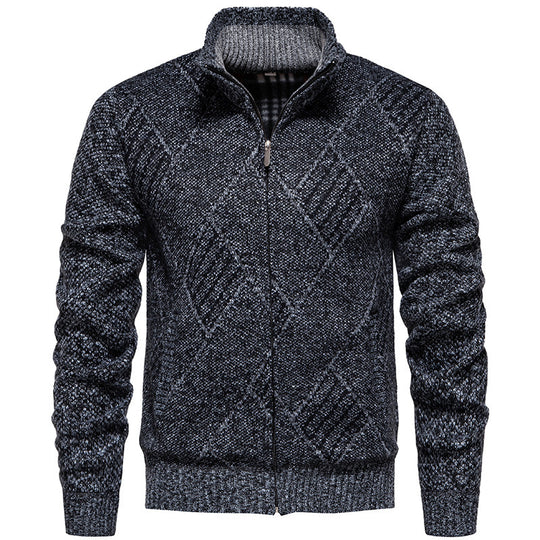Herren Strickjacke mit modernem Zopfmuster und hohem Kragen Heidi-Mode